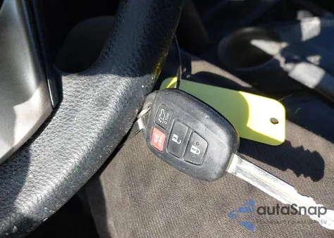 2015 Toyota Rav4 Xle z USA, uszkodzony, nr VIN JTMRFREV5FD162481